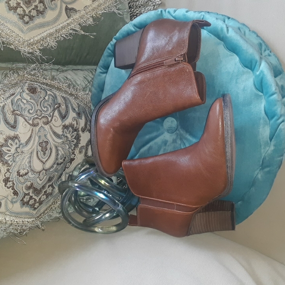 🌺VINCE CAMUTO LEATHER ANKLE BOOTS - Picture 2 of 7